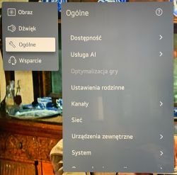 Menu ustawień na ekranie telewizora z wyświetlonymi opcjami Ogólne, Dostępność, Usługa AI i innymi.
