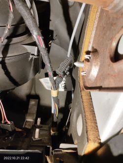 Opel/Zafira A/2001 - Co to za wtyczka za schowkiem?