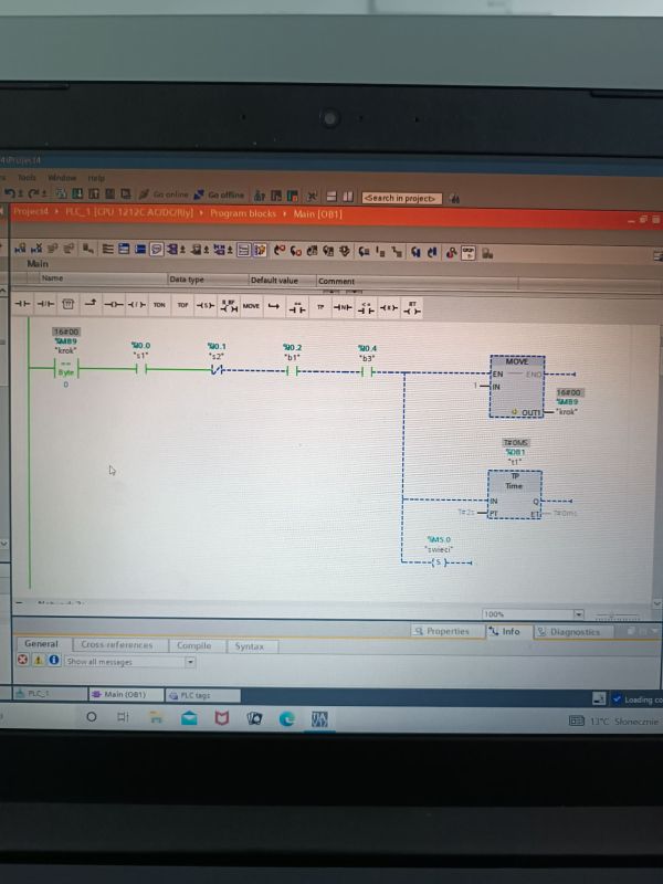 Zdjęcie ekranu laptopa z TIA Portal; widoczny schemat drabinkowy z blokami MOVE i TP.