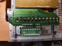 Płytka drukowana z elementami elektronicznymi i lutami