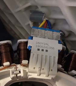 Zbliżenie na złącze elektryczne i cewki w pralce LG.