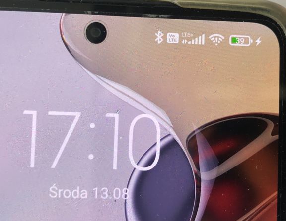 Ekran smartfona pokazujący godzinę 17:10, datę 13.08 i stan baterii 39%