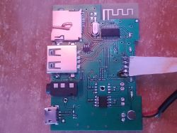 Płytka drukowana z różnymi komponentami elektronicznymi, w tym złączami USB.