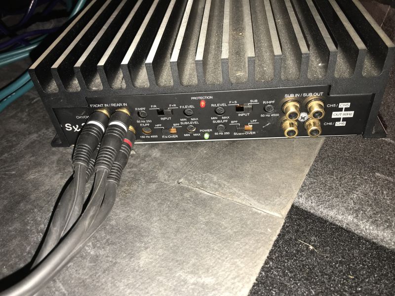 Problem z wzmacniaczem - Po podpięciu wzmacniacza głośniki grają jak tuba.