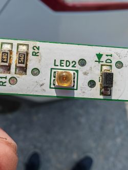 Płytka z uszkodzoną diodą LED i oznaczeniami elementów.