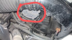 Część silnika samochodu zaznaczona czerwoną obwódką.