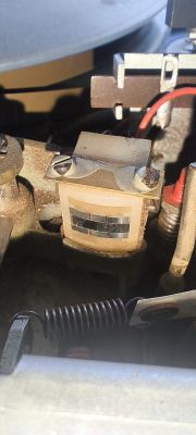 Zbliżenie na element z nawiniętą cewką i metalowym mocowaniem wewnątrz urządzenia
