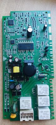Płytka drukowana z elementami elektronicznymi, w tym przekaźnikami HF3FA i innymi komponentami.