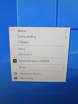 Rozmyte menu kontekstowe pulpitu Windows 10 z widoczną opcją NVIDIA
