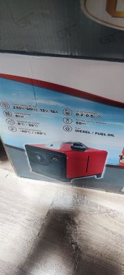 Zdjęcie pudełka generatora z informacjami technicznymi, w tym zasilanie 230V/50Hz 12V 15A.