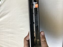 Widok laptopa HP Mini 210 z otwartą obudową, widoczna naklejka z numerem modelu i danymi płyty głównej.