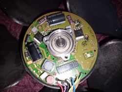 Zbliżenie na wnętrze wentylatora z widocznym obwodem elektronicznym.