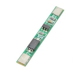 Mały moduł elektroniczny z wlutowanymi komponentami.