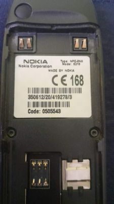 Wnętrze Nokii 6210 z etykietą, kodem kreskowym i numerem IMEI