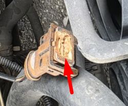 Jak naprawić wtyczkę czujnika silnika - resztki plastiku we wtyczce żeńskiej?