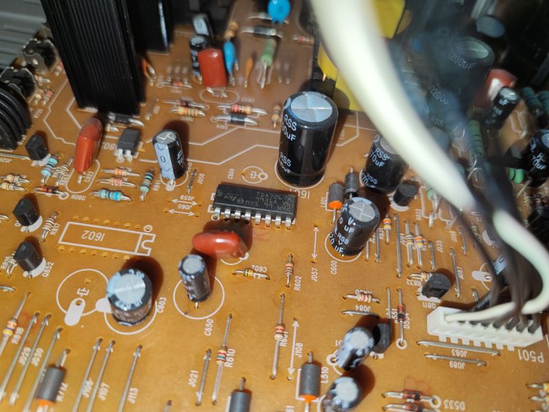Płytka główna telewizora Daewoo K14C5GT z widocznymi elementami elektronicznymi i układami.