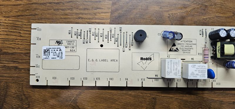 Płytka drukowana PCB z elementami elektronicznymi i oznaczeniami montażowymi