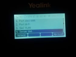 Ekran menu telefonu Yealink z opcjami sieciowymi.