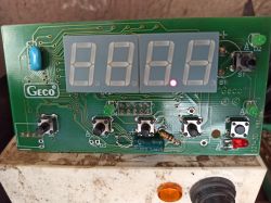 Świecąca lampka na wyświetlaczu sterownika Geco G406-P03 po zamontowaniu nowego przycisku