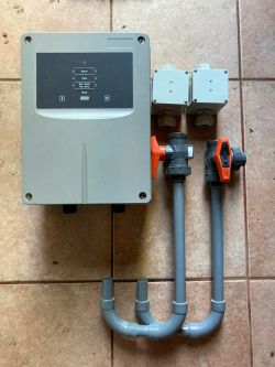 Centrala Securiton ASD 535-2 z akcesoriami na podłodze.