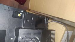Złącze z tyłu telewizora LG z kablem podłączonym do gniazda.