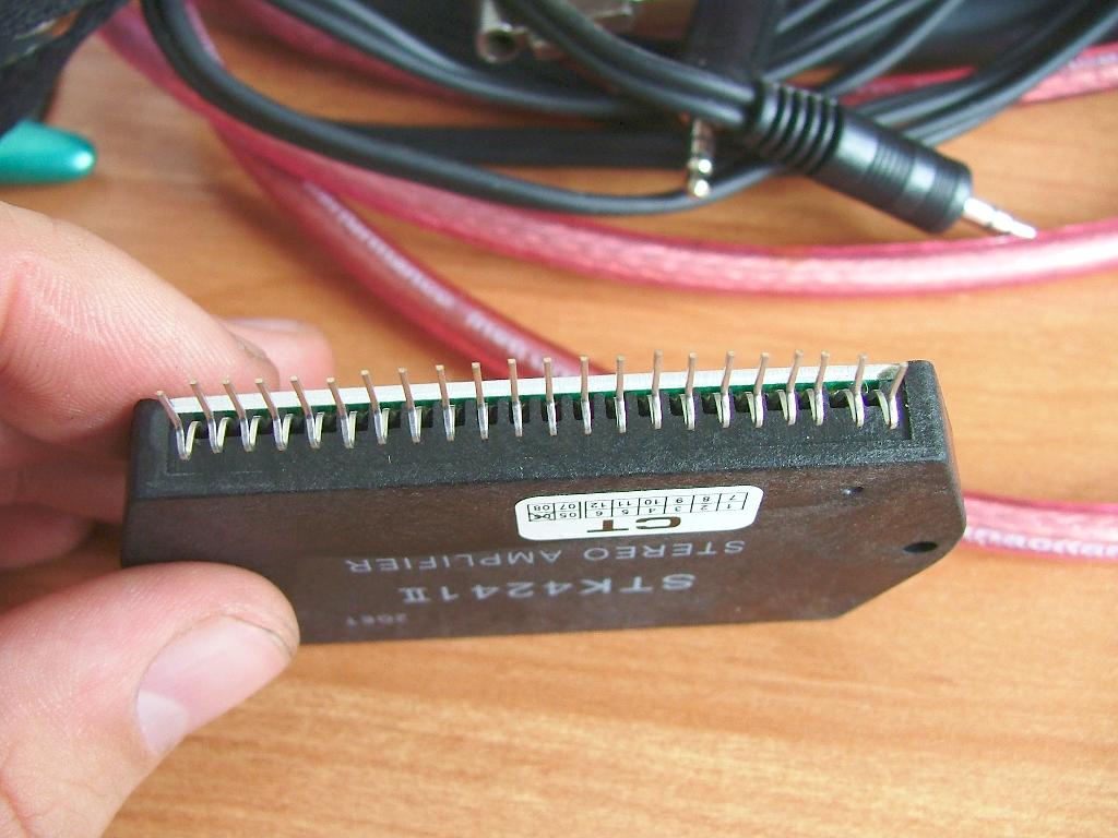 Czy SHARP SYSTEM 7700 wymaga dodatkowego zasilacza do działania?