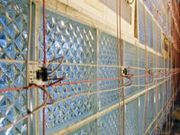 Interaktywna szklana podświetlana ściana