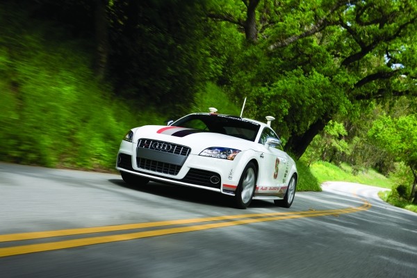Autonomiczne Audi TTS przejeżdża 12 mil po Pikes Peak Climb