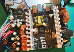 Wnętrze zasilacza ATX Chieftec GPE-500S z widocznymi radiatorami i cewkami