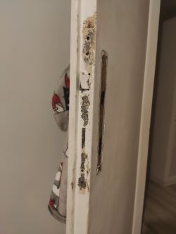 Wymiana wkładki w starych drzwiach - utknięcie mimo odkręconych śrub