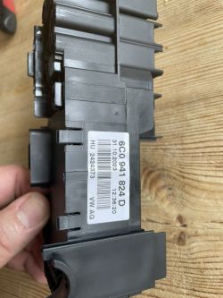 New fuse box with part number 6C0 941 824 D held by a person.
