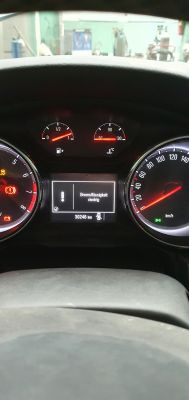 Gdzie znajdę schemat podłączenia skrzynki bezpieczników w Oplu Astra K 1.0?