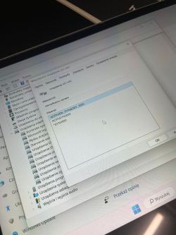 Zrzut ekranu menedżera urządzeń na laptopie Lenovo z otwartym oknem właściwości urządzenia I2C HID.
