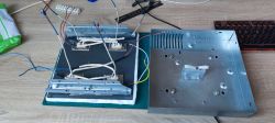 Moduł grzewczy z odkrytą instalacją elektryczną i metalową obudową