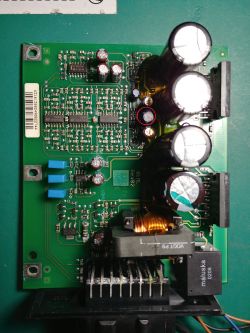 Płytka wzmacniacza z zaznaczonym kondensatorem