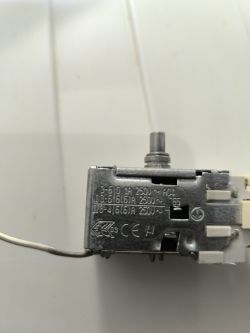 Kompaktowy przełącznik elektryczny z widoczną tabliczką znamionową