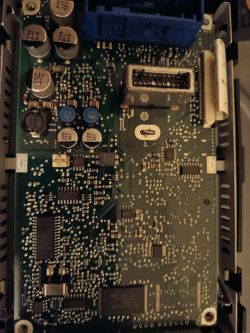 Lokalizacja eeprom z PIN-em w wyświetlaczu CID Opel Astra – gdzie szukać?