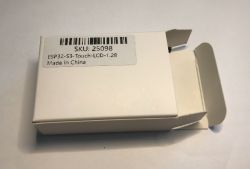 Białe kartonowe pudełko z etykietą zawierającą tekst ESP32-S3-Touch-LCD-1.28 oraz numer SKU 25098, częściowo otwarte.