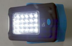 Lampka awaryjna Diall z wieloma diodami LED i niebieskim przyciskiem.