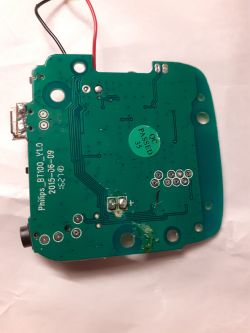 Płyta PCB głośnika bezprzewodowego Philips BT100 z zaznaczonymi elementami.