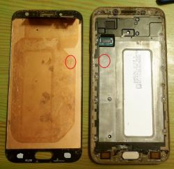 Dwa rozkręcone elementy smartfona Samsung J7 2017 z widocznymi miejscami uszkodzenia zaznaczonymi na czerwono.