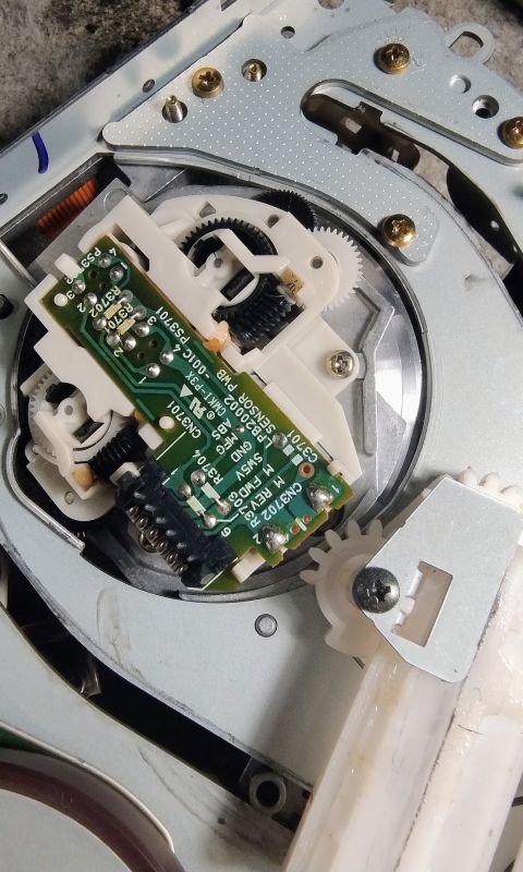 Zbliżenie mechanizmu zębatek i płytek PCB w napędach magnetowidu