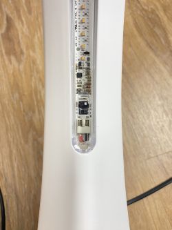 Fragment lampy LED z elementem dotykowym do włączania i ściemniania