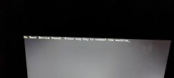 Czarny ekran z komunikatem No Boot Device Found. Press any key to reboot the machine.