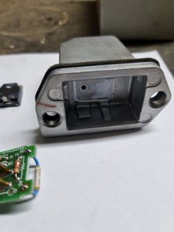 Isuzu DMAX2 (2013r.) - identyfikacja elementu wykonawczego w rezystorze dmuchawy