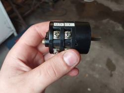 Przełącznik spawarki Elektra Beckum SB 160c trzymany w dłoni.