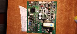 Płytka PCB z elementami elektronicznymi, kondensatorami i transformatorem