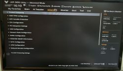 Ekran BIOS w trybie zaawansowanym z otwartą zakładką Advanced