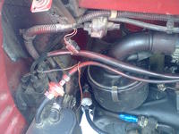 Fiat 126p ELX '97 - lokalizacja wypiętego kabla w komorze silnika