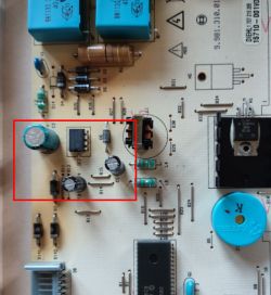 Płytka elektroniczna z zaznaczonymi komponentami elektronicznymi.